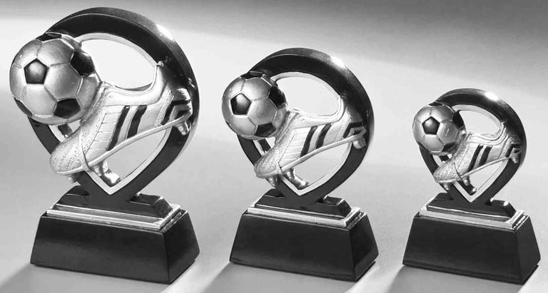Die schwarz-weiße Abbildung zeigt die 3-er Serie Fußball 88 mm - 128 mm: drei Fußballtrophäen mit jeweils einem Ball und einem Schuh auf einem runden Ständer über einem rechteckigen Sockel - perfekt als Auszeichnung oder Geschenk.