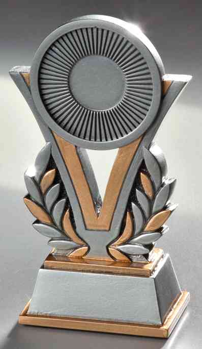 Trophäe der 3-er Serie Sonstiges mit einem kreisförmigen Design mit strahlenförmigen Linien auf einem Lorbeerkranz, montiert auf einem grauen Sockel, als Symbol einer Auszeichnung.