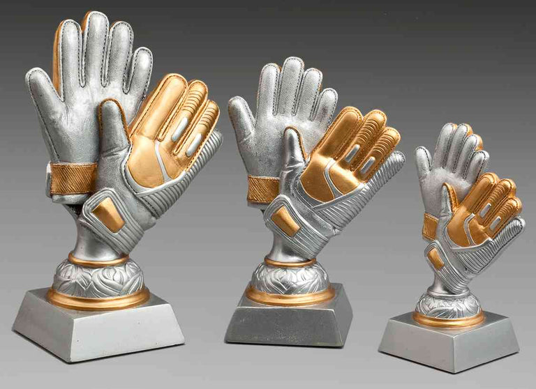 Drei Trophäen in unterschiedlichen Größen aus hochwertigem Material und exklusivem Design der 3-er Serie Torwart-Handschuh 140 mm – 200 mm werden auf grauem Hintergrund präsentiert.