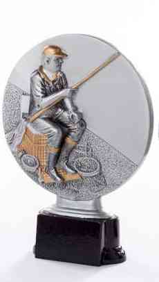 Ein runder Angler der 3er-Serie 160 mm – 200 mm mit einem Relief einer auf einem Korb sitzenden Person beim Angeln, mit komplizierten Texturen, montiert auf einem schwarzen Sockel.