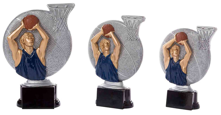 Drei Basketball-Trophäen der 3er-Serie 160 mm – 200 mm in verschiedenen Größen, die einen Spieler im marineblauen Trikot beim Basketballwerfen zeigen, mit einem großen silbernen Basketball und einem Korb im Hintergrund.