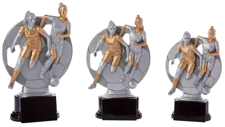 Drei 3-er Serien Fußball Frauen 160 mm - 200 mm zeigen zwei Fußballerinnen, die um den Ball kämpfen. Die Spielerinnen und der Fußball sind in Silber- und Goldfarben gegossen und auf schwarzen Sockeln montiert – eine perfekte Auszeichnung oder ein perfektes Geschenk für jeden Fußballfan.