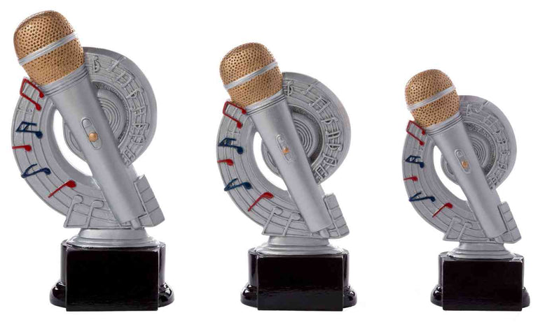 Die 3-er Serie Musik 160 mm - 200 mm zeigt silberne Mikrofon-Trophäen mit goldenen Mesh-Köpfen auf schwarzem Sockel - ein stilvoller Ehrenpreis und Geschenk für besondere Anlässe.