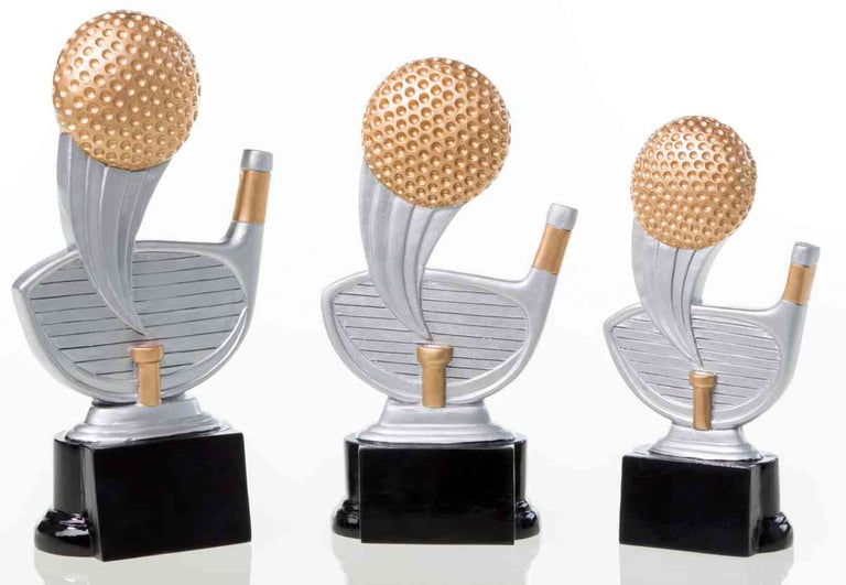 Die 3-er Serie Golfball 160 mm - 200 mm zeigt drei Golftrophäen mit goldenen Bällen und Tees auf silbernen Schlägerköpfen auf schwarzen Sockeln, die als prestigeträchtige Auszeichnungen für Gewinner vor einem weißen Hintergrund präsentiert werden.
