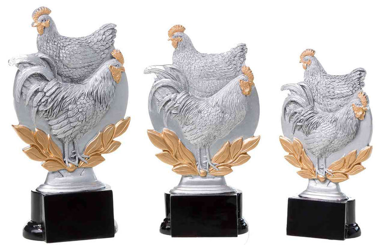 Die 3-er Serie Kleintierzucht 160 mm - 200 mm bietet drei elegante Trophäen mit silbernen und goldenen Hühnern, Lorbeerdetails und schwarzen Sockeln - eine raffinierte Ehrenpreis-Serie für jede Veranstaltung.