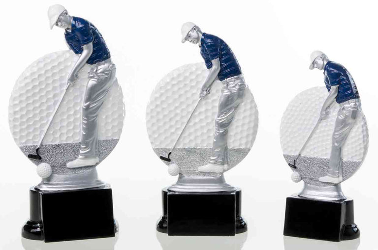 Drei Golf-Trophäen mit silbernen Figuren von Golfern in der Mitte des Schwungs, auf schwarzen Sockeln montiert und aus hochwertigem Material gefertigt, in verschiedenen Größen dargestellt: 3-er Serie Golfer 160 mm - 200 mm