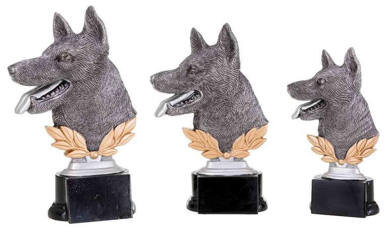 Die 3-er Serie Schäferhund 160 mm - 200 mm besteht aus drei grauen, strukturierten Hundekopf-Trophäen mit offenen Mäulern und goldenen Lorbeer-Akzenten, die auf schwarzen, rechteckigen Sockeln nebeneinander aufgestellt werden.