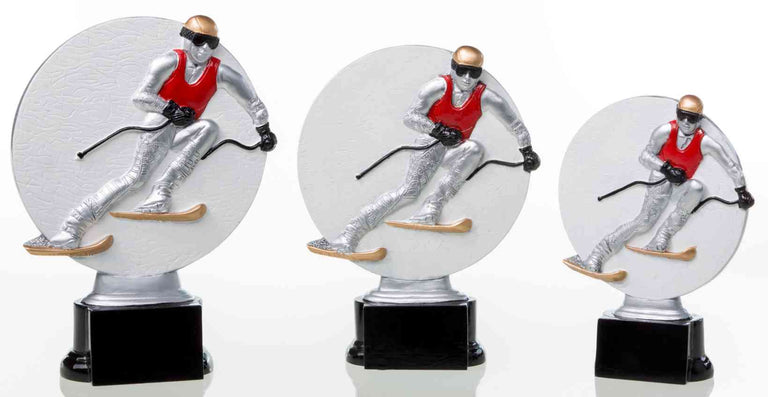 Drei Ski der 3er-Serie 160 mm – 200 mm in verschiedenen Größen mit schwarzer Basis und Skifahrern mit roten Oberteilen und Helmen. Ein perfektes Geschenk oder eine Auszeichnung für jeden Skibegeisterten.