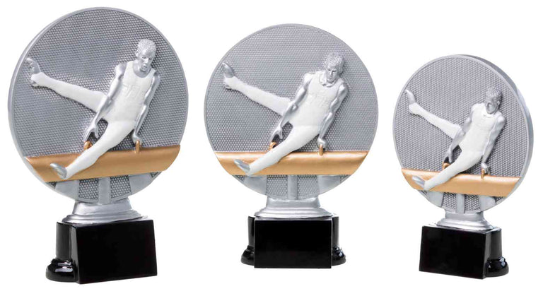 Die 3-er Serie Turnen Herren 160 mm - 195 mm zeigt drei runde Ehrenpreise in metallischem Grau und Gold mit einem silbernen Turner auf einem Pauschenpferd auf schwarzen Sockeln - ein eindrucksvolles Geschenk für turnerische Leistungen.