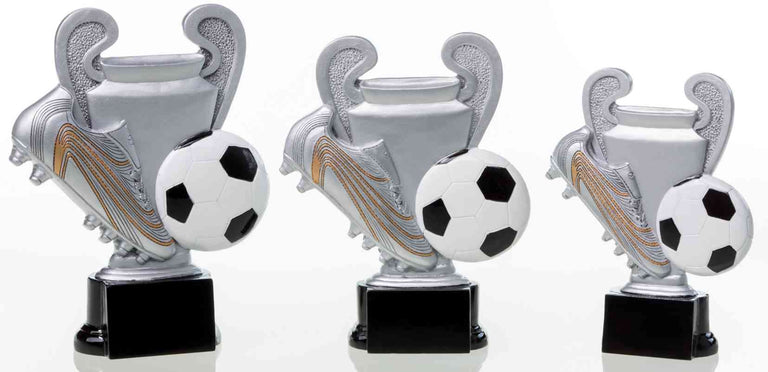 Die 3-er Serie Fußball 160 mm - 200 mm bietet drei Fußballtrophäen mit exklusiven Designs in den Größen klein, mittel und groß, jeweils auf einem schwarzen Sockel mit einem silbernen Pokal, einem Fußball und einem gold-silbernen Schuh.