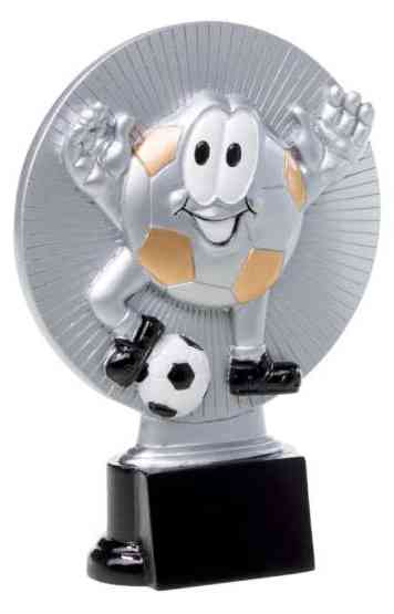 Eine silberne 3-er Serie Fußball Kinder 160 mm – 200 mm mit einer lächelnden Fußballfigur mit Armen, Beinen und einem kleinen Fußball an seinen Füßen, montiert auf einem schwarzen Sockel.