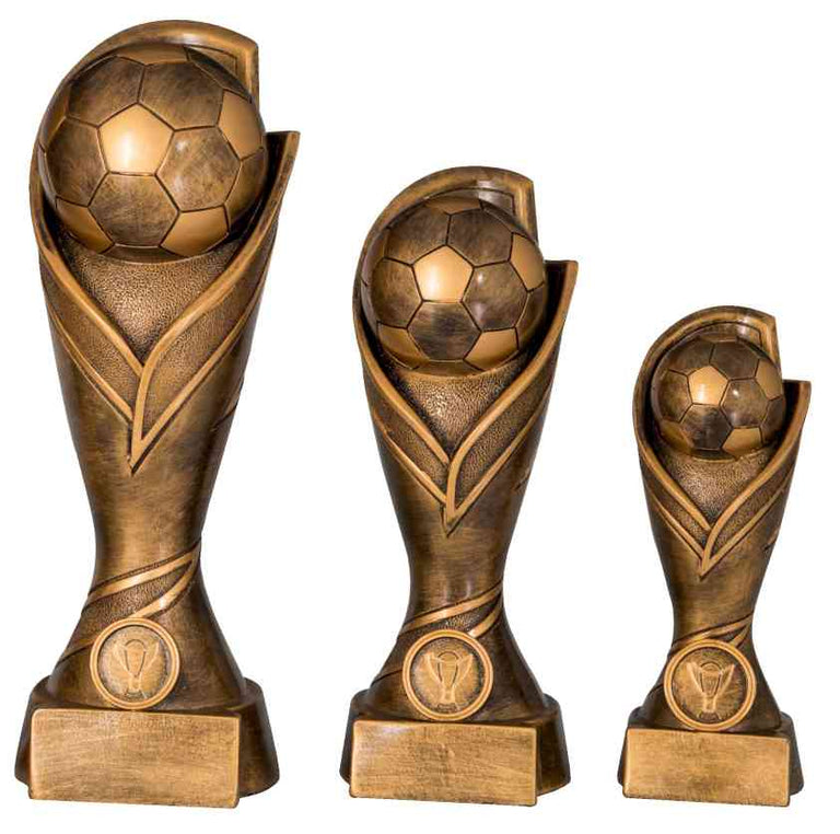 Die 3-er Serie Fußball 170 mm – 270 mm umfasst drei goldfarbene Fußballtrophäen in verschiedenen Größen, jede mit einem Fußballdesign an der Spitze und einem runden Emblem an der Basis, was sie zur perfekten Auszeichnung für jeden Champion macht.