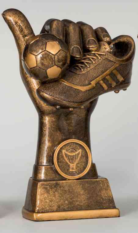 Wir stellen die 4-er Serie Fußball 130 mm – 202 mm vor, eine bronzene Trophäe mit einer Hand, die einen Fußball und einen Stollen hält, mit einem kleinen runden Emblem an der Basis.