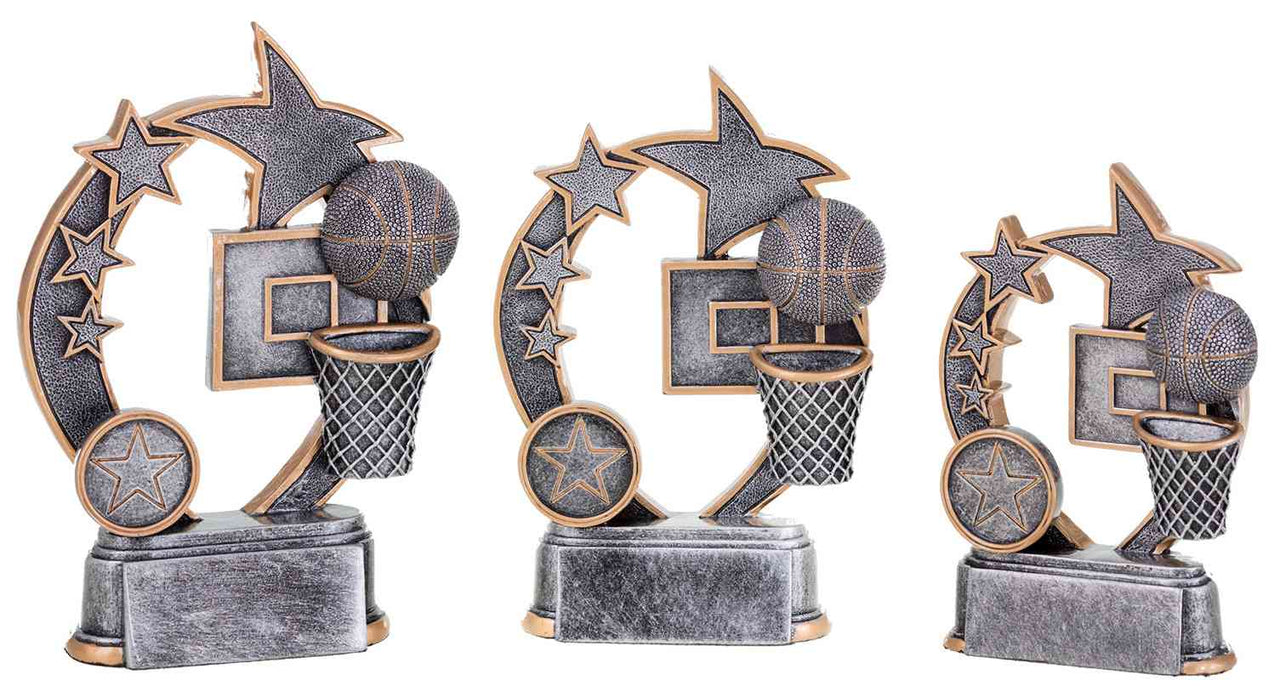 Drei Basketball-Trophäen der 3er-Serie aus hochwertigem Material mit Sternen und Basketball-Motiven auf sternförmigen Hintergründen, in unterschiedlichen Höhen auf weißem Hintergrund angeordnet.