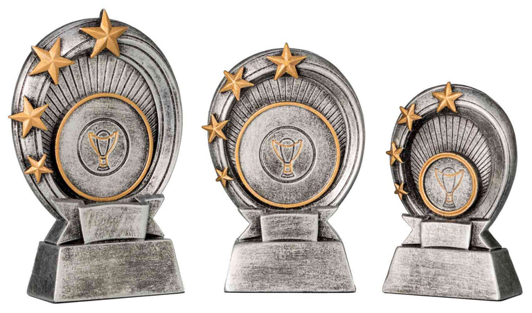Drei Trophäen der 3-er Serie Sonstiges 110 mm – 150 mm in unterschiedlichen Größen, jeweils mit rundem Emblem (Trophäensymbol) und goldenen Sternen. Von POMEKI.