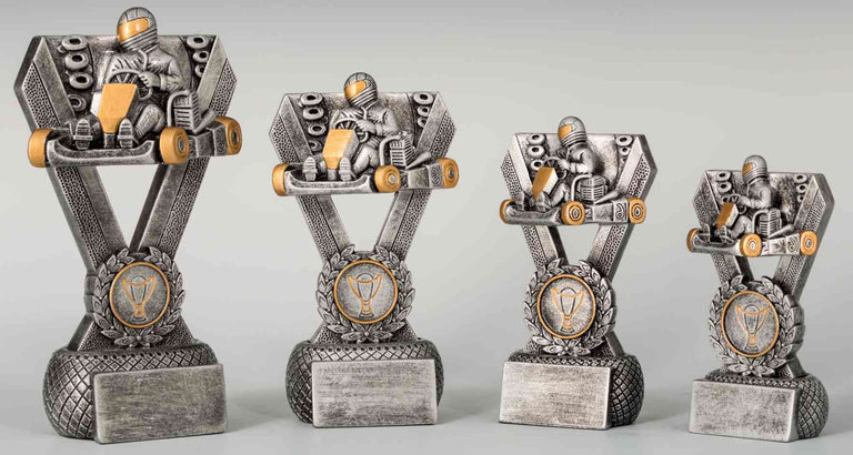 Die 4-er Serie Kart 126 mm - 193 mm umfasst vier metallische Go-Kart-Renntrophäen mit skulptierten Fahrern, goldenen Akzenten und leeren Namensschildern - perfekt als Geschenk oder Auszeichnung.