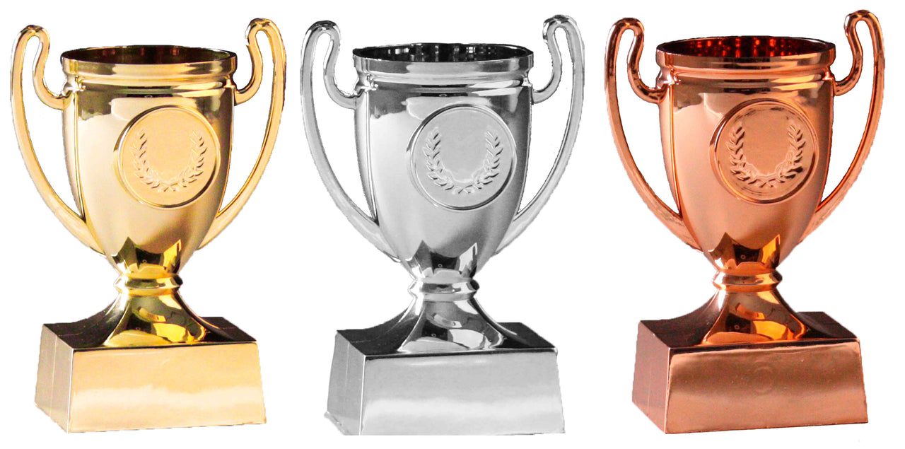 Drei Pokale Frankenthal 3-er Pokalserie 110 mm PK739626-3-E25 in den Farben Gold, Silber und Bronze, jeweils mit exklusivem Design, zwei Henkeln und quadratischem Fuß, nebeneinander präsentiert.