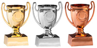 Thumbnail for Drei Pokale Frankenthal 3-er Pokalserie 110 mm PK739626-3-E25 in den Farben Gold, Silber und Bronze, jeweils mit exklusivem Design, zwei Henkeln und quadratischem Fuß, nebeneinander präsentiert.