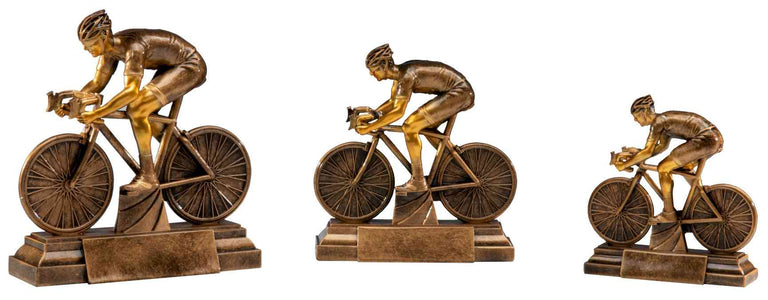 Die 3-er Serie Radsport Herren 130x125 mm - 190x185 mm besteht aus drei bronzenen Radsporttrophäen, die jeweils einen Radfahrer in Rennposition auf einem Fahrrad mit unbedruckten Namensschildern zeigen und in den Größen klein, mittel und groß erhältlich sind.