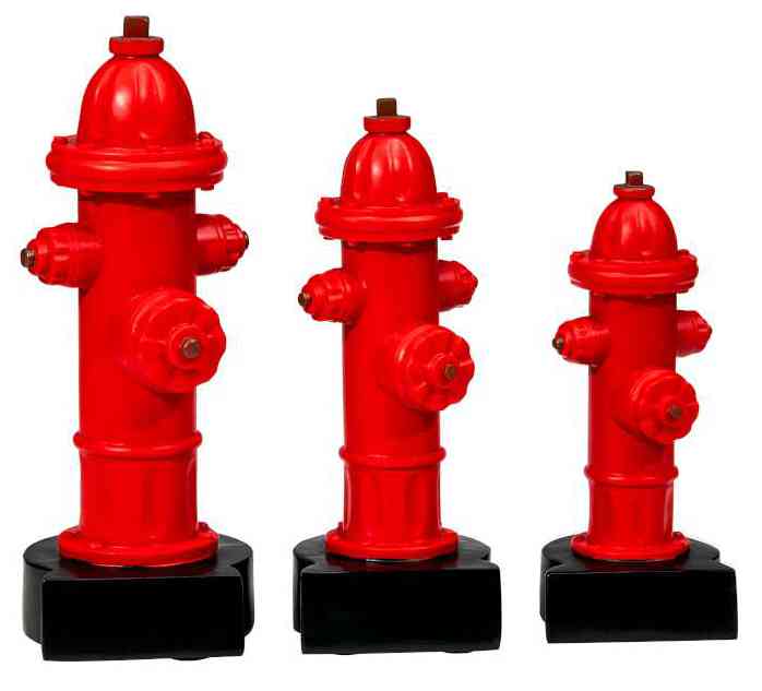 Drei Hydranten der 3-er Serie 170 mm – 230 mm in verschiedenen Größen, gefertigt aus hochwertigem Material, werden auf schwarzen Sockeln präsentiert.