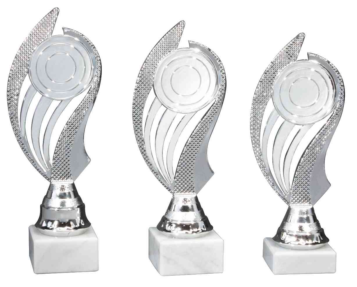 Drei Pokale Passau 3er Pokalserie 200 mm - 220 mm PK740460-3-E50 mit abstrakten Flügeldesigns und kreisrunden Zentren auf quadratischen Sockeln, isoliert auf weißem H.