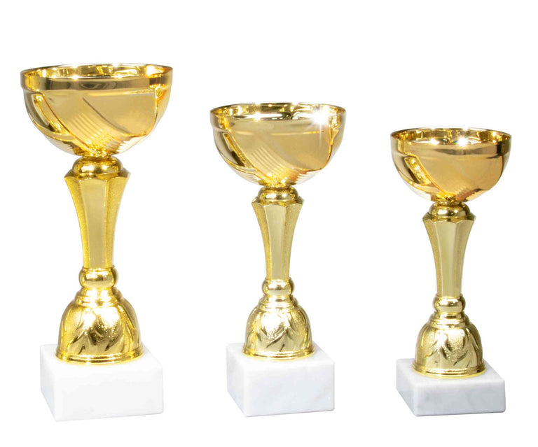 Drei goldene Pokale unterschiedlicher Höhe auf weißen Sockeln vor weißem Hintergrund. Pokale Minden 3-er Pokalserie 157 mm – 200 mm von POMEKI.
