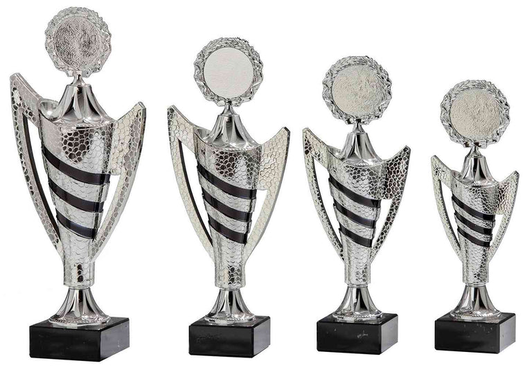 Vier silberne Trophäen mit schwarzem Sockel, unterschiedlicher Höhe, sind in einer Reihe aufgereiht. Jeder Pokale Landshut 4-er Pokalserie 265 mm - 341 mm hat ein rundes Emblem auf der Oberseite und schwarze Streifen auf dem Körper.