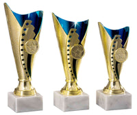 Thumbnail for Drei identische goldene und blaue POMEKI Pokale Pulheim 3-er Pokalserie 170 mm - 210 mm PK754540-3-E25 mit Sternmotiv auf weißen Sockeln.