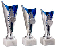 Thumbnail for Drei POMEKI Pokale Langenhagen 3-er Pokalserie 170 mm - 210 mm PK754550-3-E25 in exklusivem Design aus silber und blau mit Stern-Emblemen auf einem weißen Hintergrund.