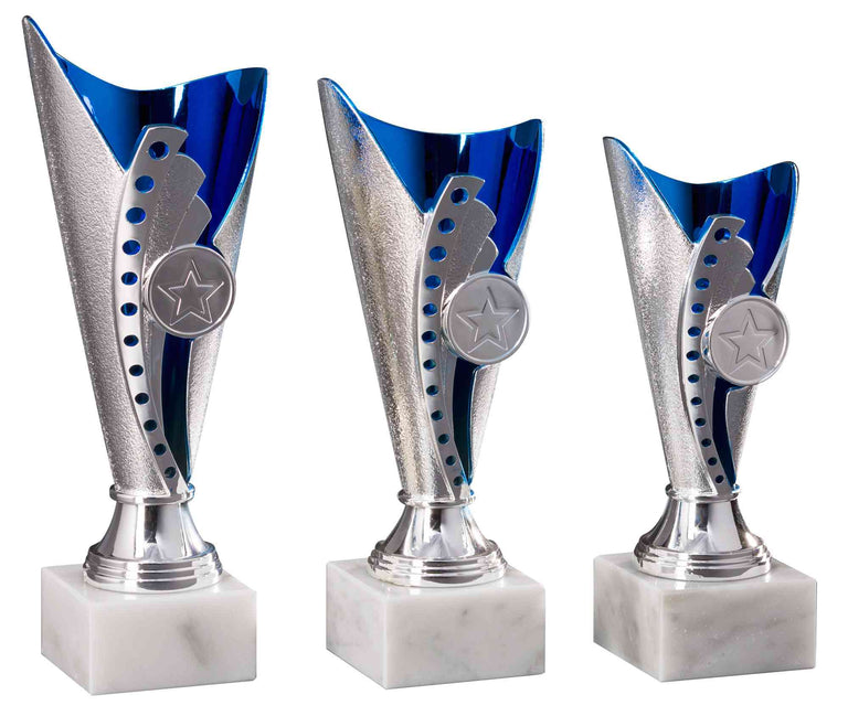 Drei POMEKI Pokale Langenhagen 3-er Pokalserie 170 mm - 210 mm in exklusivem Design aus silber und blau mit Stern-Emblemen auf einem weißen Hintergrund.