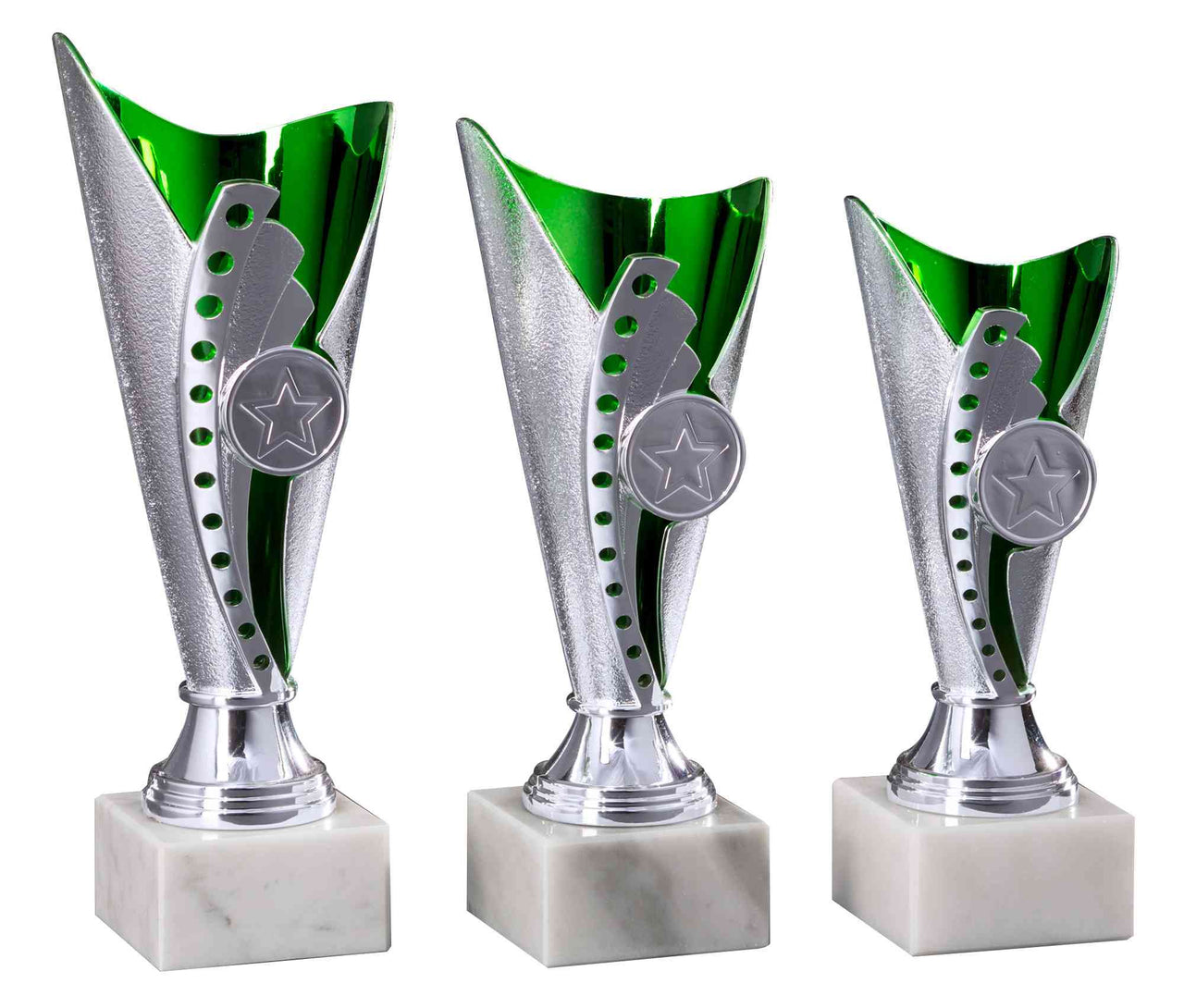 Drei identische silberne und grüne Pokale Bad Salzuflen 3-er Pokalserie 170 mm – 210 mm PK754590-3-E25 mit Sternemblemen, montiert auf weißen Marmorsockeln, nebeneinander ausgestellt.