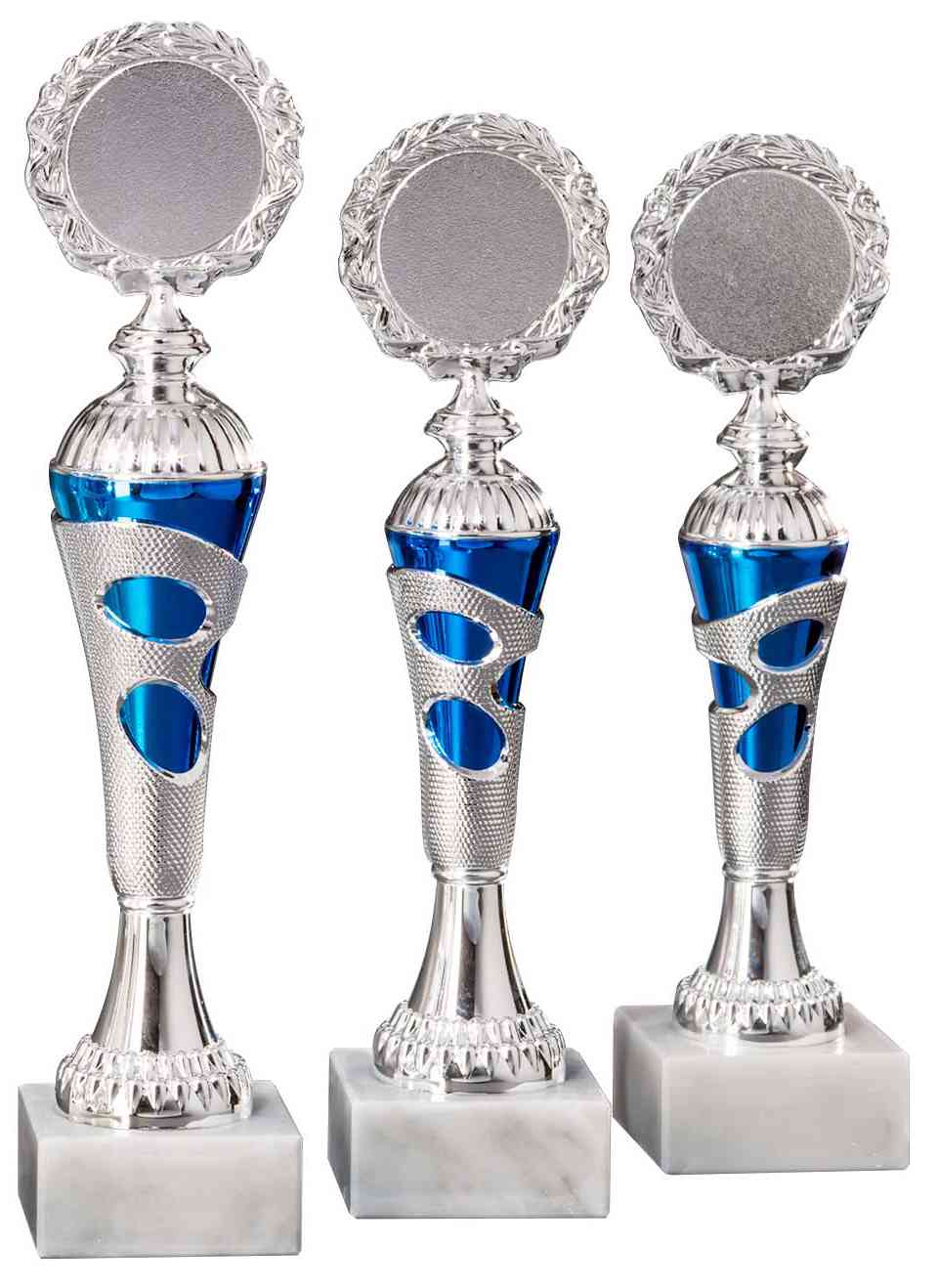 Drei silberne und blaue Pokale Menden 3-er Pokalserie 255 mm – 290 mm PK754680-3-E50 in unterschiedlichen Höhen sind in einer Reihe auf weißen Marmorsockeln platziert und dienen jeweils als glänzendes Erinnerungsstück.