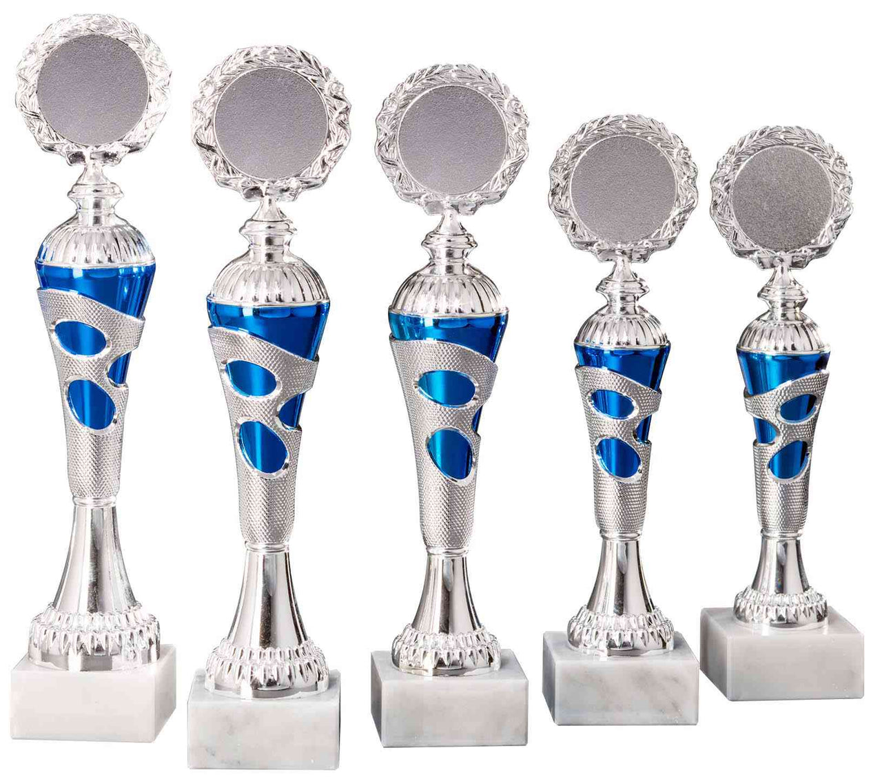 Fünf Pokale Kleve 5- er Pokalserie 255 mm – 308 mm PK754680-5-E50 mit dekorativen Mustern, jedes mit einer leeren, runden Silberplakette, die in einer Reihe auf weißem Hintergrund angeordnet ist.