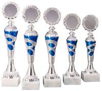 Thumbnail for Fünf Pokale Kleve 5- er Pokalserie 255 mm – 308 mm PK754680-5-E50 mit dekorativen Mustern, jedes mit einer leeren, runden Silberplakette, die in einer Reihe auf weißem Hintergrund angeordnet ist.
