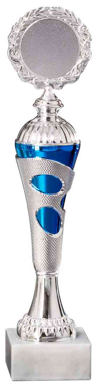 Eine Pokale Menden 3-er Pokalserie 255 mm – 290 mm PK754680-3-E50 mit blauen Akzenten auf einem Marmorsockel, mit runder Spitze und komplizierten Designelementen, dient sowohl als Auszeichnung als auch als geschätztes Erinnerungsstück.