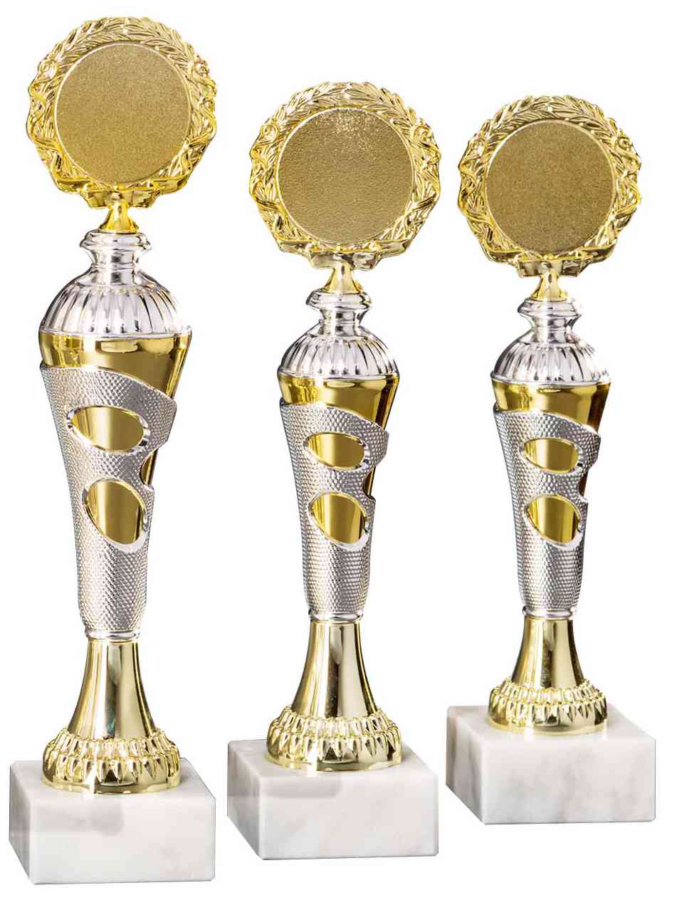 Drei goldene POMEKI-Pokale Bad Kreuznach 3-er Pokalserie 255 mm – 290 mm PK754690-3-E50 mit kreisförmigen Emblemen und komplizierten Details auf einem weißen Hintergrund.