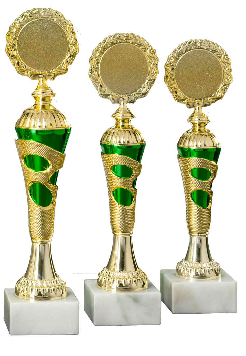 Drei goldene Pokale Böblingen 3- er Pokalserie 255 mm – 290 mm PK754700-3-E50 mit grünen Details auf Marmorsockeln, isoliert auf weißem Hintergrund.