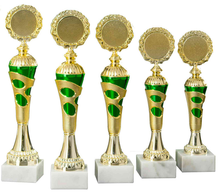 Es werden fünf goldene und grüne Trophäen mit runden Spitzen ausgestellt, jede auf einem weißen rechteckigen Sockel montiert. Diese glänzenden Pokale Ravensburg 5-er Pokalserie 255 mm - 308 mm stehen stolz da und dienen nicht nur als Auszeichnungen, sondern auch als geschätzte Erinnerungsstücke an vergangene Triumphe.