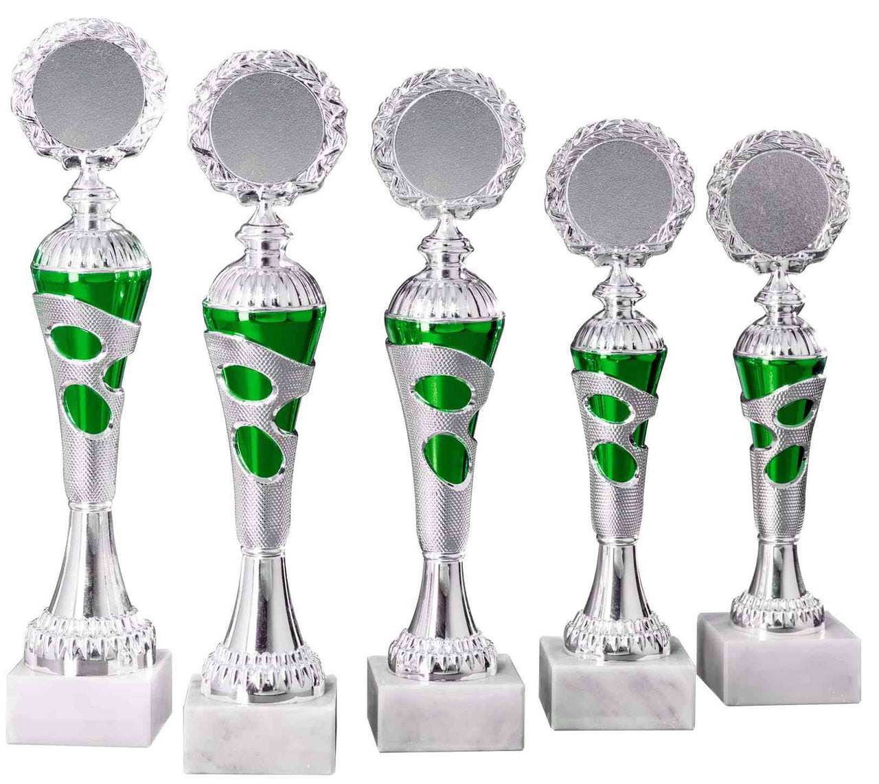 Ein Satz von fünf silbernen und grünen POMEKI Pokale Rastatt 5-er Pokalserie 255 mm - 308 mm PK754710-5-E50 unterschiedlicher Höhe, in absteigender Reihenfolge von links nach rechts angeordnet.