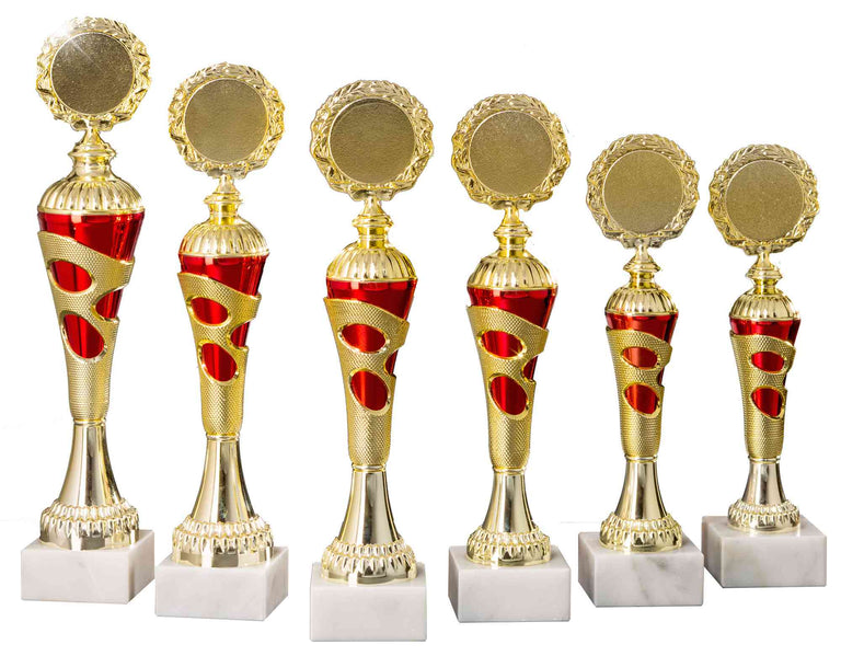 Eine Reihe von sechs goldfarbenen Trophäen mit roten Akzenten auf weißen Sockeln wird nebeneinander vor einem weißen Hintergrund präsentiert und zeigt einen Pokal Goslar 6-er Pokalserie 255 mm – 334 mm mit exquisitem Design.