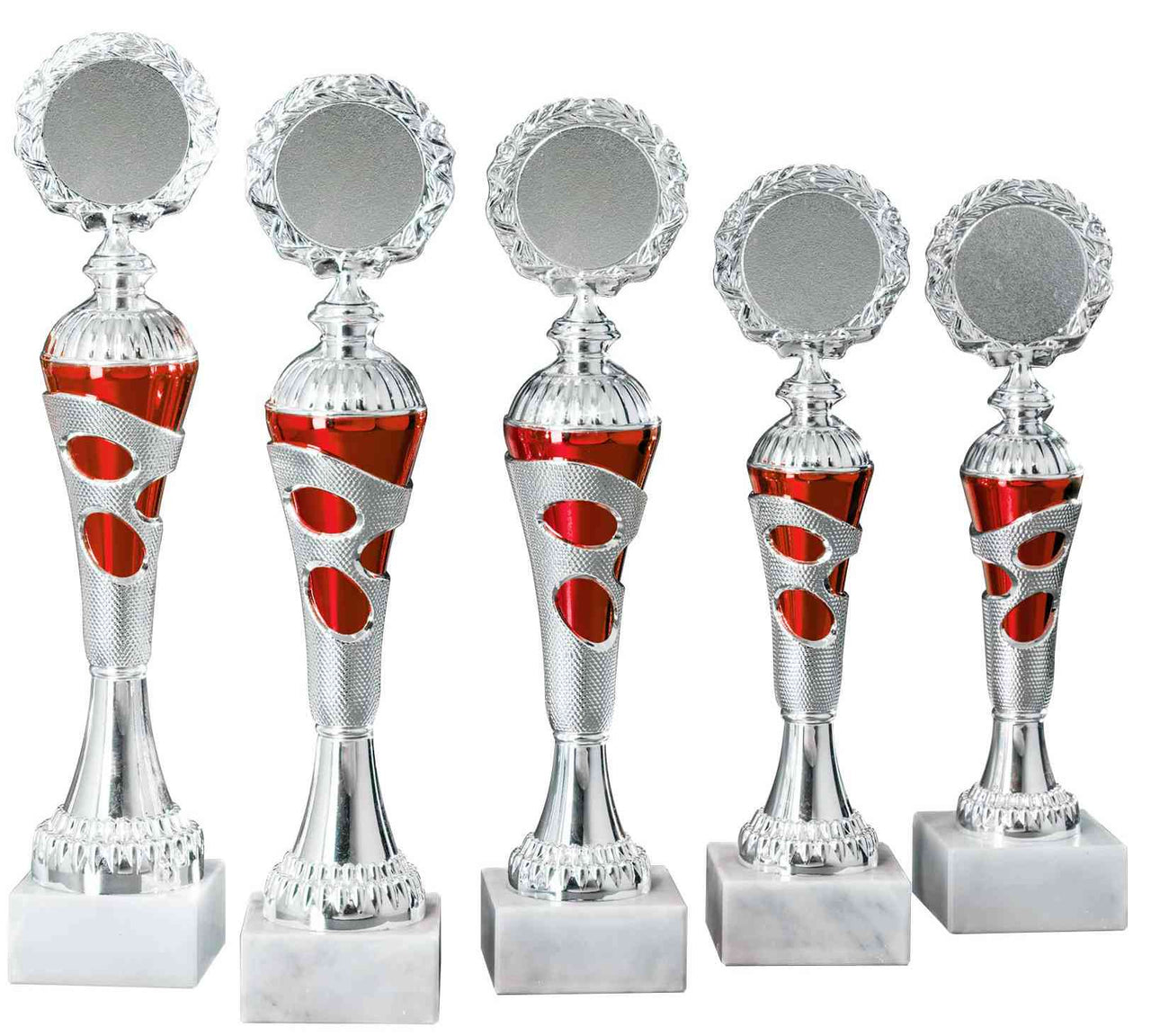Fünf silberne und rote POMEKI Pokale Gronau 5- er Pokalserie 255 mm - 308 mm PK754730-5-E50 mit aufsteigender Höhe, in einer Reihe angeordnet.