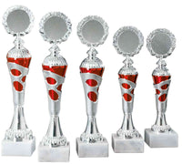 Thumbnail for Fünf silberne und rote POMEKI Pokale Gronau 5- er Pokalserie 255 mm - 308 mm PK754730-5-E50 mit aufsteigender Höhe, in einer Reihe angeordnet.