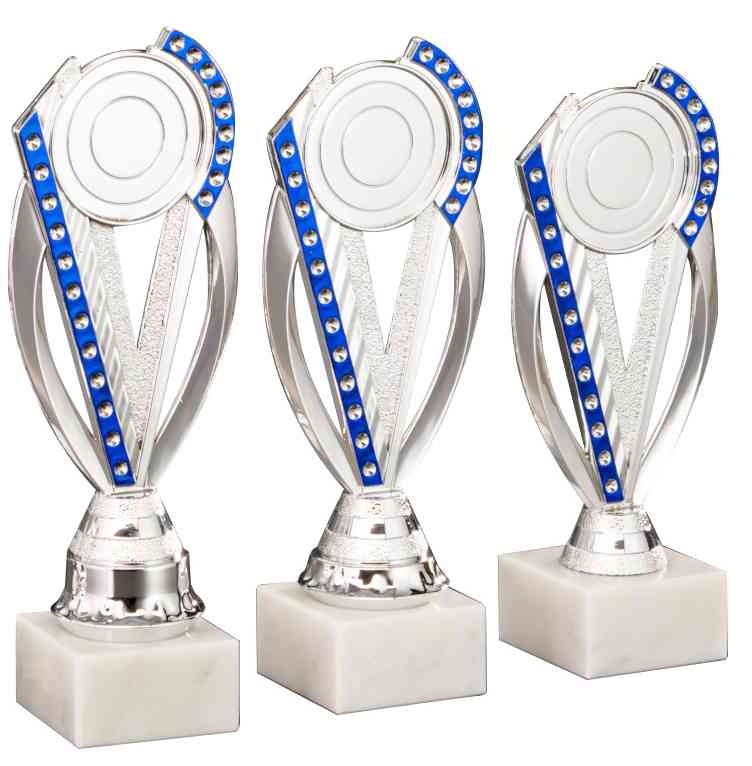 Drei identische Pokale Offenburg 3- er Pokalserie 195 mm - 221 mm PK754760-3-E50 aus hochwertigem Material mit blauer Edelsteinverzierung auf weißem Grund.