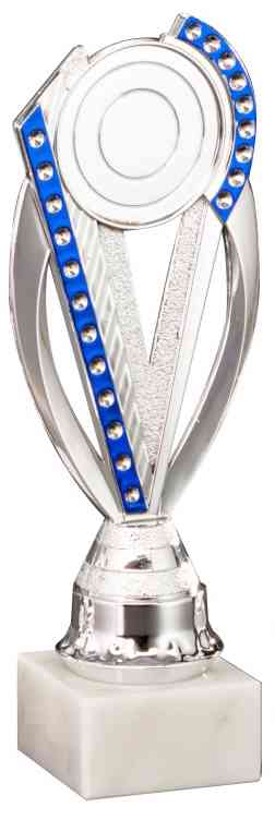 Ein eleganter Pokal Offenburg 3-er Pokalserie 195 mm – 221 mm PK754760-3-E50 mit einem silbernen und blauen Design, mit einem runden Emblem an der Spitze, montiert auf einem weißen Sockel.