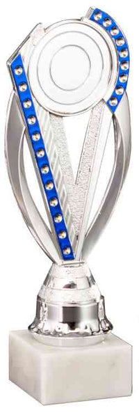 Thumbnail for Ein eleganter Pokal Offenburg 3-er Pokalserie 195 mm – 221 mm PK754760-3-E50 mit einem silbernen und blauen Design, mit einem runden Emblem an der Spitze, montiert auf einem weißen Sockel.