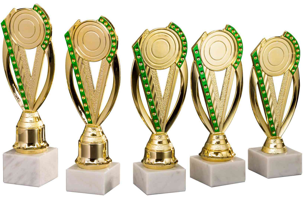 Fünf ähnliche goldene Pokale Langenfeld 5-er Pokalserie 195 mm - 241 mm PK754790-5-E50 mit grünen Akzenten auf Marmorsockeln, in einer Reihe angeordnet.