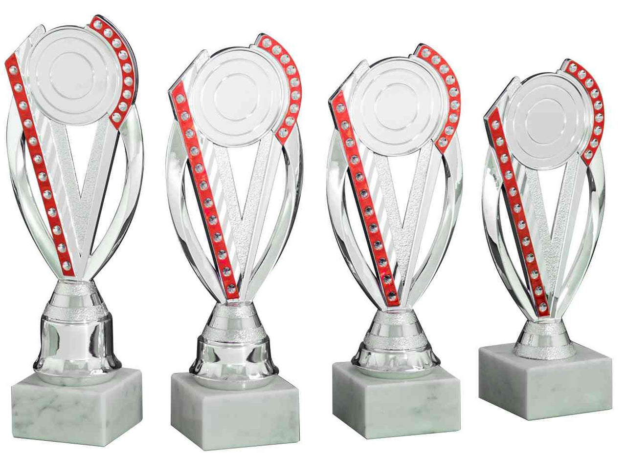 Vier identische Pokale Lingen 4-er Pokalserie 195 mm - 231 mm PK754800-4-E50 mit roten und silbernen Bändern auf weißen Marmorsockeln, nebeneinander vor einem weißen Hintergrund präsentiert, mit einem exklusiven Design.