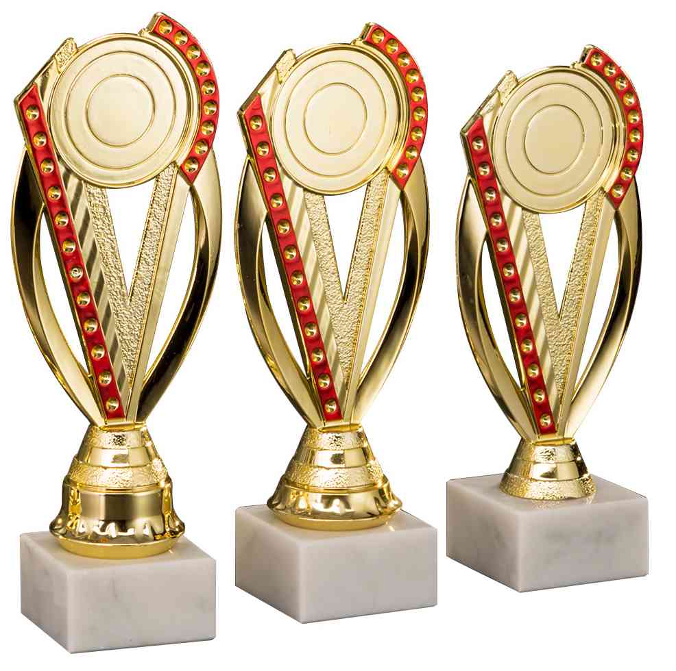 Drei goldene Pokale Hilden mit roten Akzenten auf Marmorsockeln.