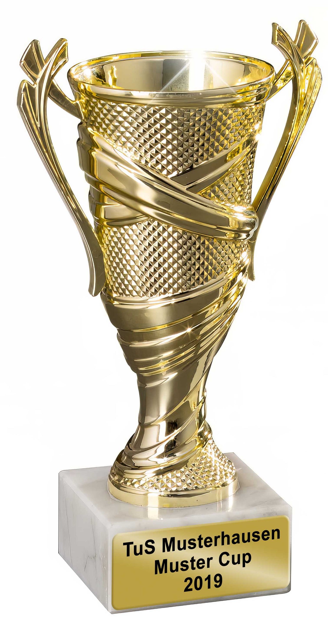 Ein 🏆 Pokale Berlin – 3er-Serie Trophäen-Pokal mit zwei Henkeln und strukturiertem Design, montiert auf einem weißen Sockel mit der Aufschrift „Tus Musterhausen Turnierpreis Cup 2019“.
