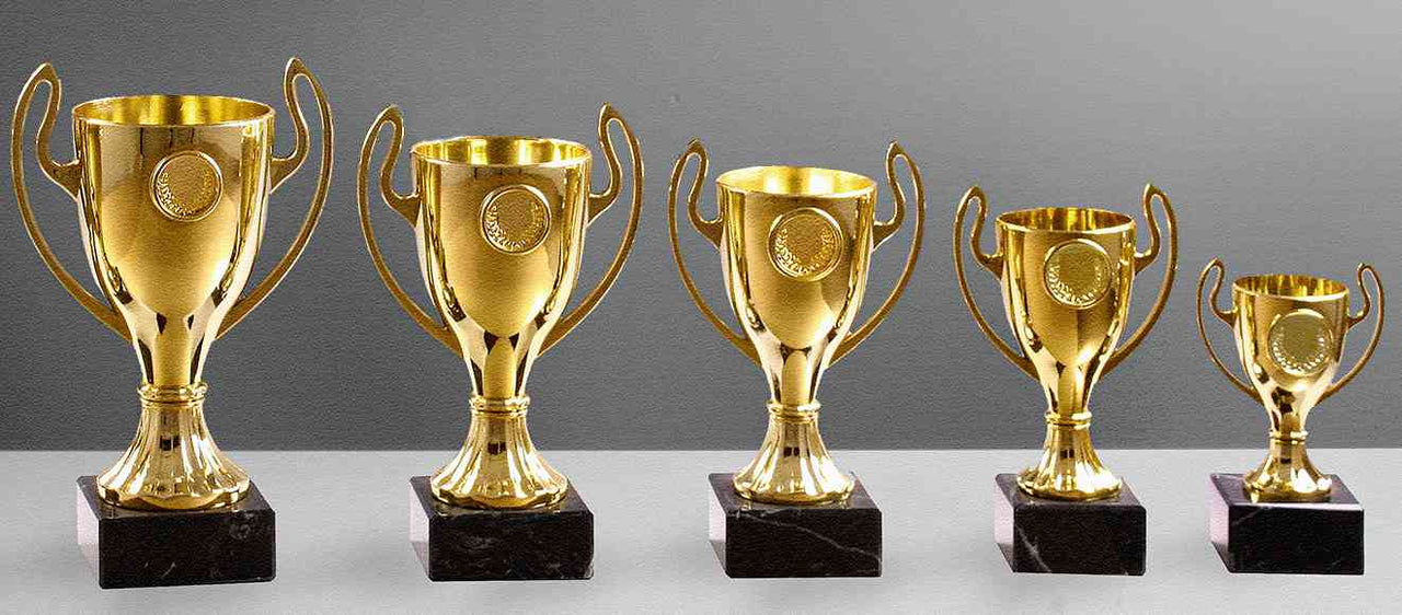 Fünf goldene Pokale Aschaffenburg 5-er Pokalserie 130 mm – 217 mm PK756090-5-E25 unterschiedlicher Größe in absteigender Reihenfolge auf einem grauen Hintergrund angeordnet.